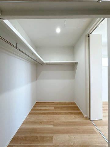 廿日市市阿品4丁目 No.4の収納|全居室収納☆
7.5帖の主寝室はたくさん収納できるウォークインクローゼットです♪