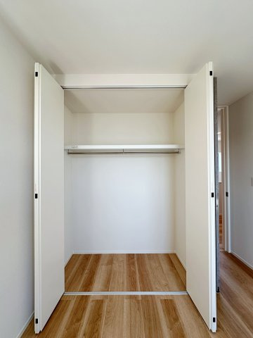 廿日市市阿品4丁目 No.4の収納|全居室収納☆
5.2帖洋室のクローゼットです♪