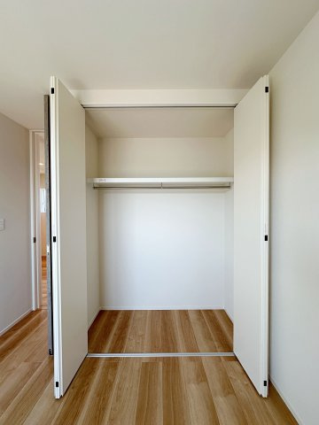 廿日市市阿品4丁目 No.4の収納|全居室収納☆
5.2帖洋室のクローゼットです♪