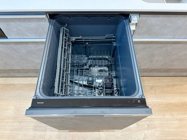 廿日市市阿品4丁目 No.4のキッチン|4人から5人分の食器洗浄乾燥機☆
水道代の節約にもなり、家事の時短もできる優れ物です♪
スライド式で上から全体が見えるため食器の出し入れもスムーズです♪