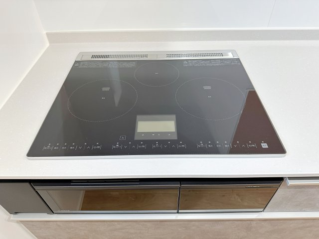 廿日市市阿品4丁目 No.4のキッチン|IHクッキングヒーター☆
火が出ないために安全性も高いと考えられます。タッチパネル式で3口全てIHのハイグレードタイプです♪
