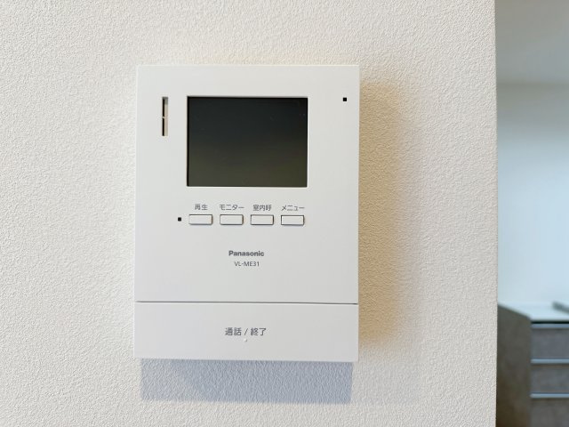 廿日市市阿品4丁目 No.4の防犯設備|ドアホン☆
来客があったとき、室内からカメラやマイクを使って相手や用件を確認できます。相手を事前に確認することができ、訪問販売対策や防犯面でも役に立つアイテムです♪