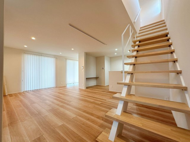 廿日市市阿品4丁目 No.4の居間・リビング|20.1帖の広々としたリビング☆
完成済のため365日ご案内可能♪
「今日見たい」にも対応します！