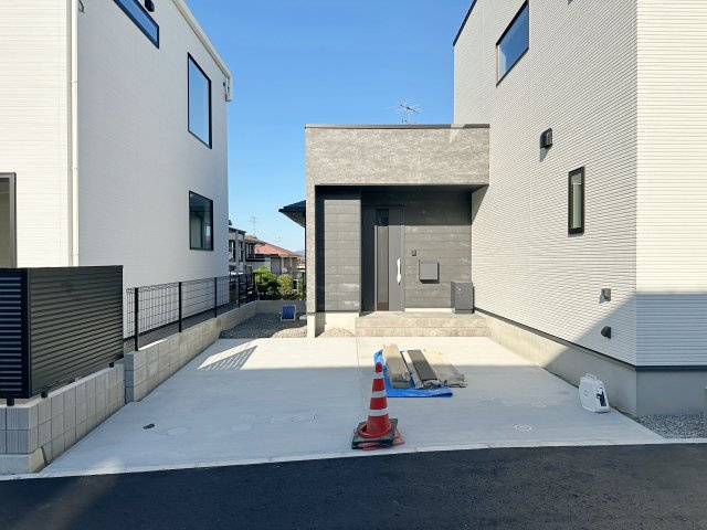 廿日市市阿品4丁目 No.4の駐車場|カースペースは並列3台駐車可能☆
広々とした駐車スペースは来客時も安心です♪