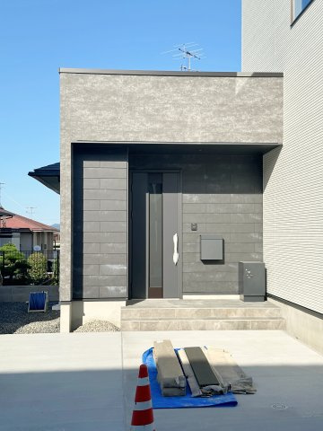 廿日市市阿品4丁目 No.4の玄関|宅配BOX付き玄関ポーチ☆
屋根も付いており、雨が降っても濡れる心配はありません♪