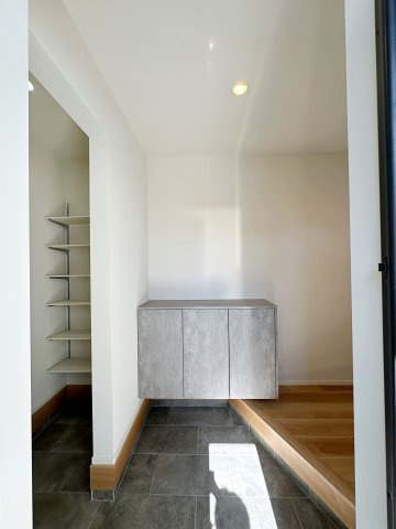 廿日市市阿品4丁目 No.4の玄関|玄関ホールは広く開放的です♪
シューズボックスもありロータイプのためウェルカムカウンターとしても使いやすいです♪