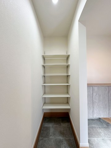 廿日市市阿品4丁目 No.4の収納|シューズインクローク☆
可動棚で好きな高さに調整可能！
靴だけでなく外で使う用具やお子様のおもちゃなども帰ってきてそのまま収納することができます♪