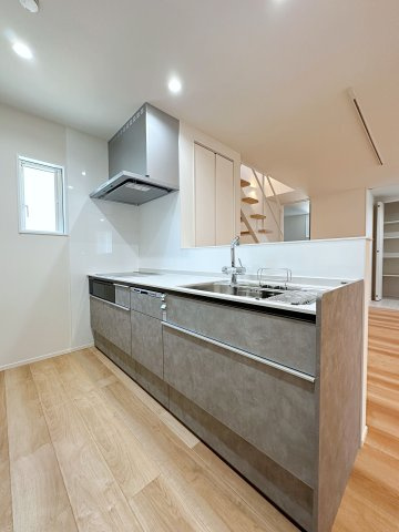 廿日市市阿品4丁目 No.4のキッチン|人造大理石天板使用のシステムキッチン☆
人造大理石天板は水垢が付きにくく汚れが落ちやすいのでお手入れも楽ちんです♪