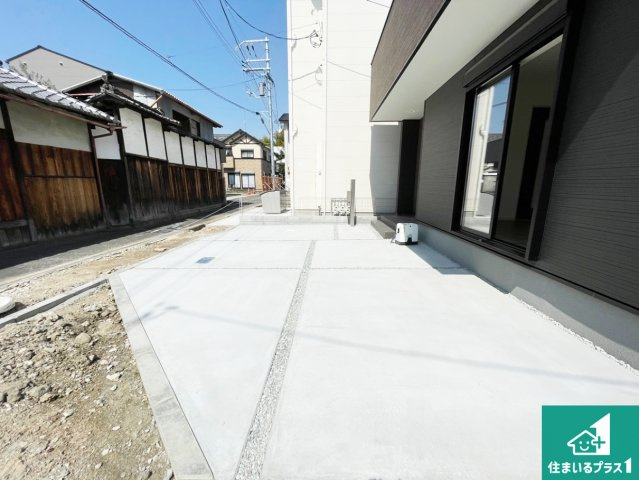1(土)2(日)現地案内可能！　大和郡山市東岡町の前面道路含む現地写真|周辺は閑静な住宅街！前面道路広々で車の出し入れも便利です。駐車が苦手な方でも安心して車庫入れできます！