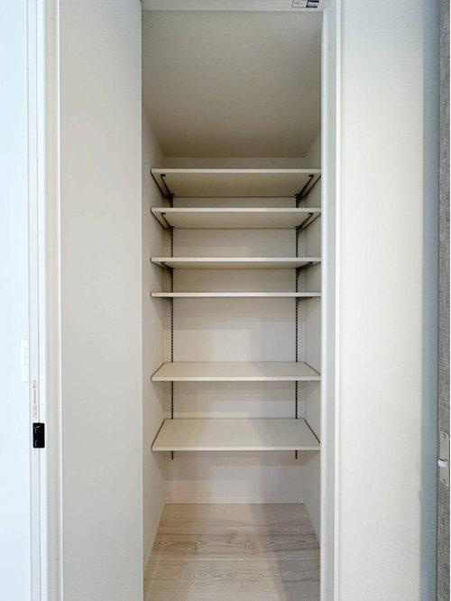 廿日市市阿品台2丁目 No.1の収納|キッチンパントリー☆
食材のストックなどを置いておくとキッチン回りもスッキリとします♪