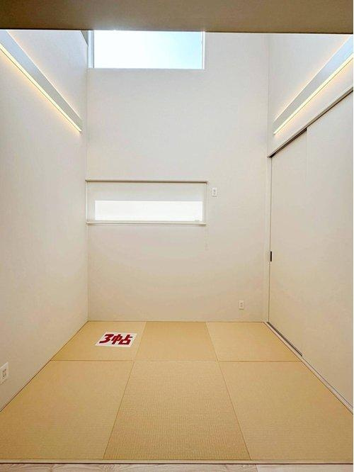 廿日市市阿品台2丁目 No.1の和室|リビングに併設された3帖の畳コーナー☆
リビングに併設されているので来客用の寝室や子供の遊び場に最適です♪