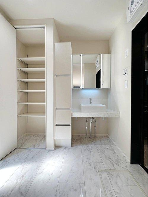 廿日市市阿品台2丁目 No.1の洗面所|シャワー付き洗面化粧台☆
収納スペースも豊富に用意されています♪