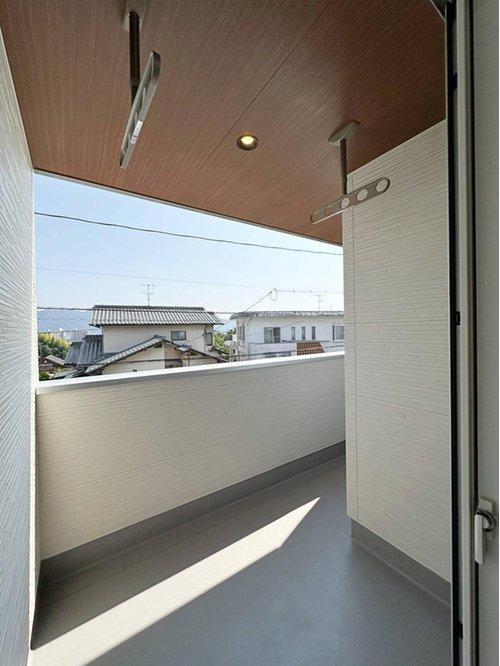 廿日市市阿品台2丁目 No.1のバルコニー|ルーフインナーバルコニー☆
しっかりと屋根があるので急なお天気の変化も安心です♪