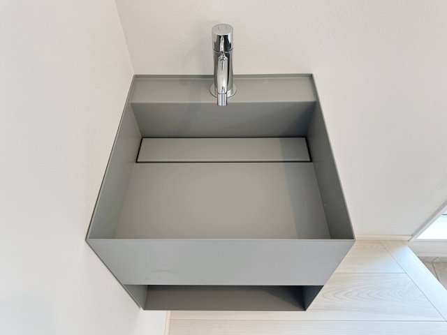 廿日市市阿品台2丁目 No.1の設備|玄関ホールに設置された手洗い場☆
帰宅後すぐに手が洗えるためとても衛生的です♪