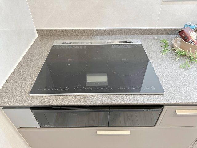 廿日市市阿品台2丁目 No.1のキッチン|IHクッキングヒーター☆
火が出ないために安全性も高いと考えられます。 さらに、安定した加熱管理制御が容易に行えるため、素材を均一に加熱する料理やスープなどの液体の加熱に適しています♪