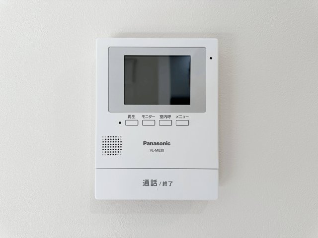 廿日市市阿品台2丁目 No.1の防犯設備|ドアホン☆
来客があったとき、室内からカメラやマイクを使って相手や用件を確認できます。相手を事前に確認することができ、訪問販売対策や防犯面でも役に立つアイテムです♪