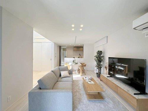 廿日市市阿品台2丁目 No.1の居間・リビング|16帖の広々としたリビング☆
完成済のため365日ご案内可能♪
「今日見たい」にも対応します！