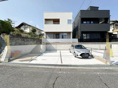 廿日市市阿品台2丁目 No.1の駐車場|カースペー3台駐車可能☆
広々とした駐車スペースは来客時も安心です♪