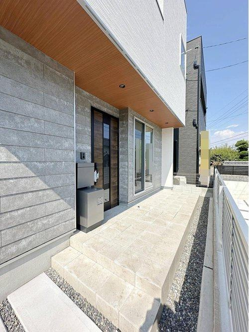 廿日市市阿品台2丁目 No.1の玄関|宅配BOX付き玄関ポーチ☆
テラスとしても使えるように広くタイル張りされています♪