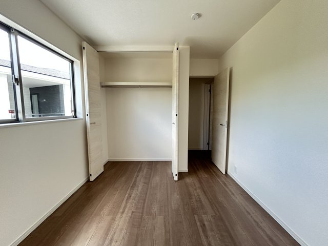 LG八重瀬町具志頭〈１０号棟〉の洋室