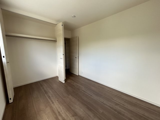 LG八重瀬町具志頭〈１０号棟〉の洋室