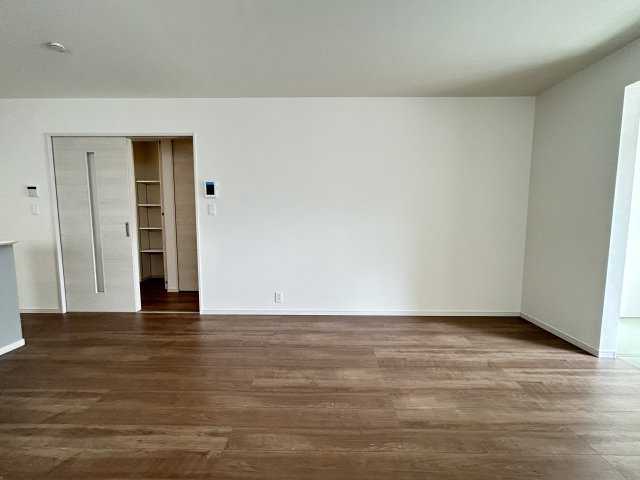 LG八重瀬町具志頭〈１０号棟〉の居間・リビング