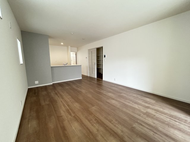 LG八重瀬町具志頭〈１０号棟〉の居間・リビング