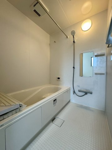 Adoble+アドブル＋小倉南区葛原東2丁目2期　【小倉南区　新築戸建て】の浴室|足も伸ばせてゆったりできるユニットバス♪　【小倉南区　新築戸建て】