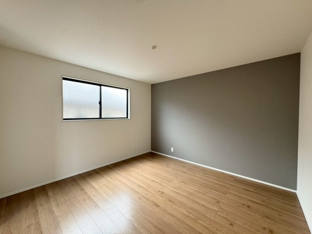 Adoble+アドブル＋小倉南区葛原東2丁目2期　【小倉南区　新築戸建て】の洋室|アクセントクロスがお洒落な2階8.7帖洋室♪　【小倉南区　新築戸建て】