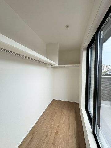 Adoble+アドブル＋小倉南区葛原東2丁目2期　【小倉南区　新築戸建て】の収納|バルコニーに出入りできる明るいWIC♪　【小倉南区　新築戸建て】
