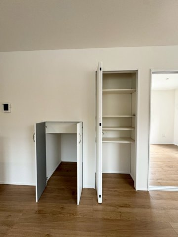 Adoble+アドブル＋小倉南区葛原東2丁目2期　【小倉南区　新築戸建て】の収納|リビングには可動棚付きの収納完備♪　【小倉南区　新築戸建て】
