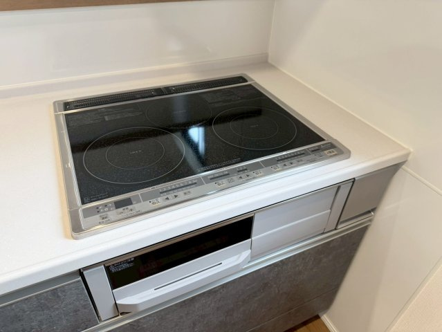 Adoble+アドブル＋小倉南区葛原東2丁目2期　【小倉南区　新築戸建て】のキッチン|IHクッキングヒーターでお掃除楽々♪　【小倉南区　新築戸建て】