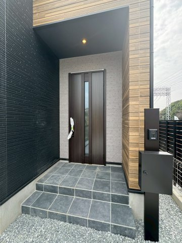 Adoble+アドブル＋小倉南区葛原東2丁目2期　【小倉南区　新築戸建て】の玄関|玄関は雨に濡れない仕様で安心♪　【小倉南区　新築戸建て】