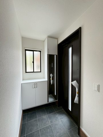 Adoble+アドブル＋小倉南区葛原東2丁目2期　【小倉南区　新築戸建て】の玄関|姿見付きのシューズボックス完備♪　【小倉南区　新築戸建て】