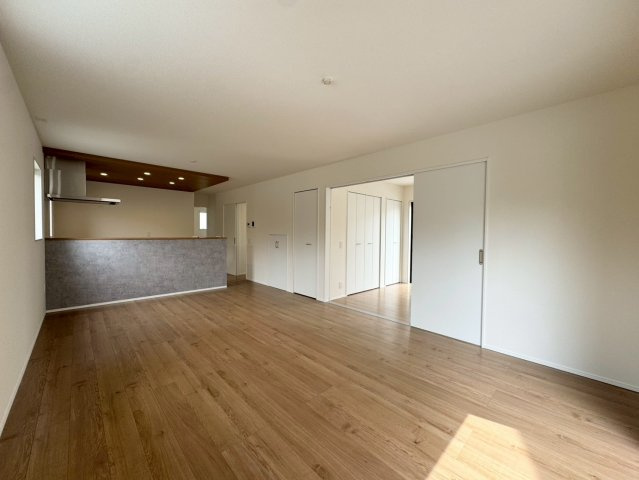 Adoble+アドブル＋小倉南区葛原東2丁目2期　【小倉南区　新築戸建て】の居間・リビング|18.5帖の広々とした空間で、家族がゆったりとくつろげます　　【小倉南区　新築戸建て】