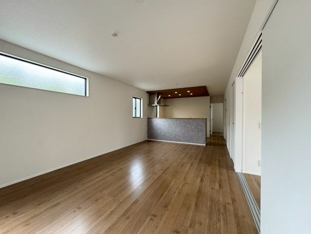 Adoble+アドブル＋小倉南区葛原東2丁目2期　【小倉南区　新築戸建て】の居間・リビング|LDK全体が明るく開放的な空間♪　【小倉南区　新築戸建て】