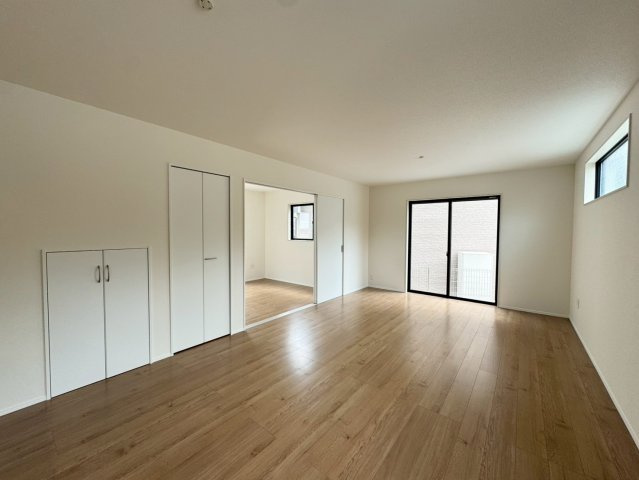 Adoble+アドブル＋小倉南区葛原東2丁目2期　【小倉南区　新築戸建て】の居間・リビング|明るく開放的なリビングダイニング　【小倉南区　新築戸建て】