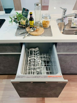 【キッチン】 | メガロコープ関目 | 家事の時短や節水に役立つ食洗機完備！浮いた時間は家族や自分のために使えます。