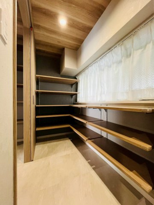 【収納】 | メガロコープ関目 | 広さをたっぷり確保したシューズクローゼット。共用廊下側に窓があるので、明るく風通しも良好。