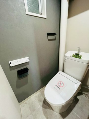 【トイレ】 | メガロコープ関目 | 温水洗浄便座完備の洋式トイレ。手元で操作できる壁面リモコンで快適な使い心地。