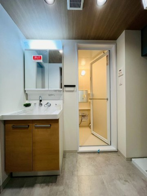 【独立洗面台】 | メガロコープ関目 | 洗面台は水たまりができにくく清潔に使える壁面水栓。洗濯機を置く防水パンも設置済みです。