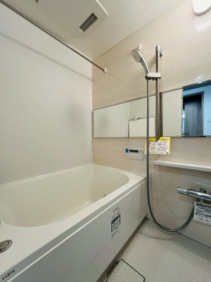 【浴室】 | メガロコープ関目 | 木目調のアクセントパネルで、お部屋のようなリラックス空間を演出するバスルームです。