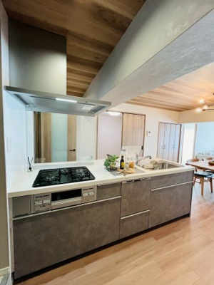 【キッチン】 | メガロコープ関目 | 開放感のあるペニンシュラキッチンです。すっきりしたデザインのレンジフードや、ガラスの油はねガードでより垢抜けた印象に。
