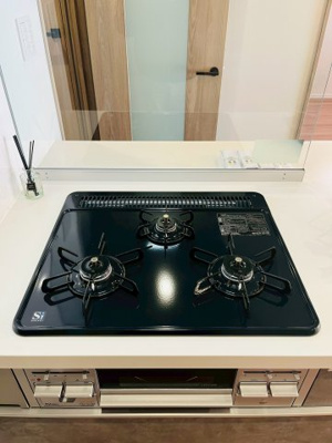 【キッチン】 | メガロコープ関目 | 三口コンロでお料理も効率的に進められます！