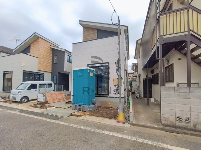 【外観】 | 練馬区大泉学園町１丁目　新築戸建て　１号棟 | 【建築中】前面道路もゆとりありお車も運転しやすい