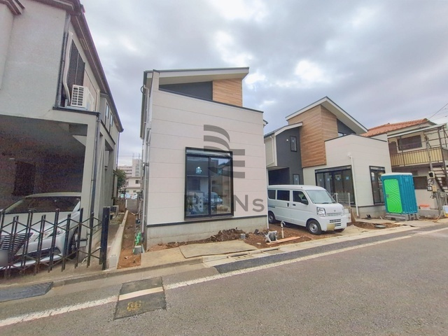 【外観】 | 練馬区大泉学園町１丁目　新築戸建て　２号棟 | 【建築中】前面道路もゆとりありお車も運転しやすい