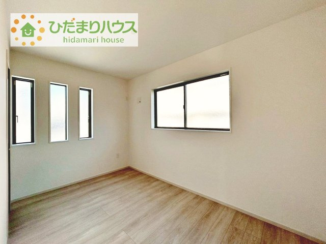 【洋室】 | 常総市豊岡町3期　新築戸建　1号棟 | 窓が多く、明るい空間を演出してくれます(*^^*)