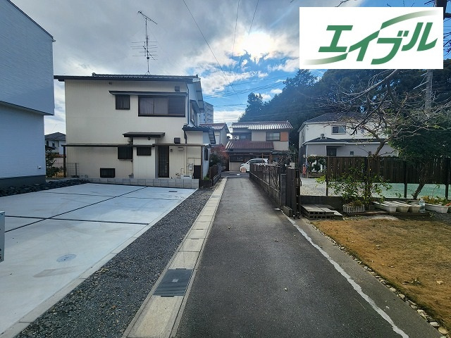 小牧市応時４丁目　中古戸建の前面道路含む現地写真