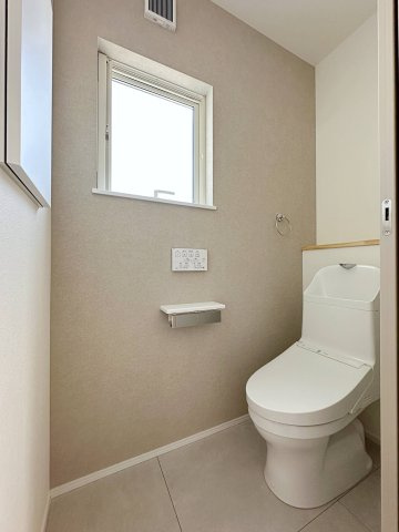 東区馬木6丁目 No.1のトイレ|1階ウォシュレットトイレ☆
各階にウォシュレットトイレがついています♪