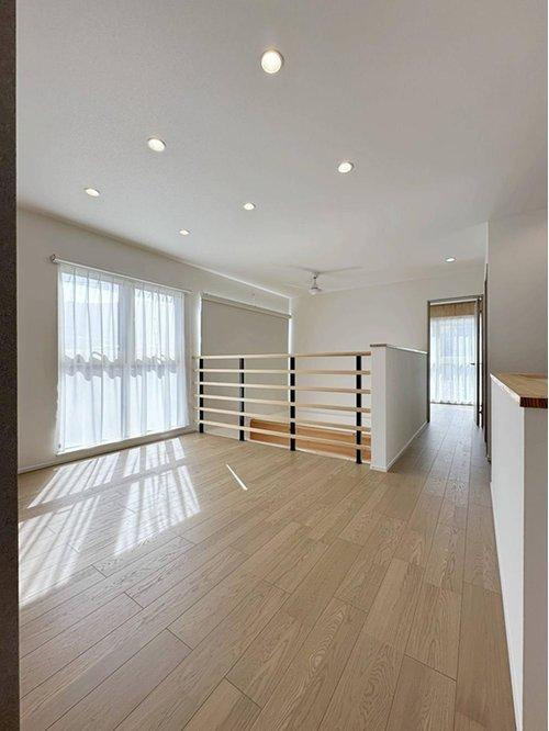 東区馬木6丁目 No.1の内装|(No.1)2階ユーテリティホール☆
セカンドリビングとしても活用できるゆとりある空間で、LDKの吹き抜けと大きな窓が開放感を作り出しています♪